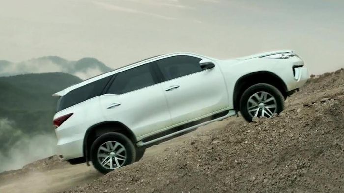 Với xe sử dụng số tự động (AT), khi lên dốc người lái không cần phải lưu ý đến số nào nữa mà chỉ cần đạp phanh chân