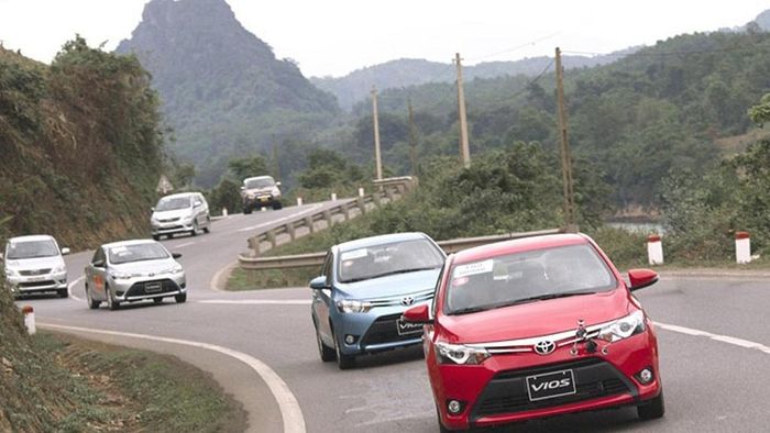 Khi xe đang lên dốc nhưng do đường trơn, người lái cũng không nên tăng hoặc giảm ga đột ngột, nhất là ở những nơi có khúc cua