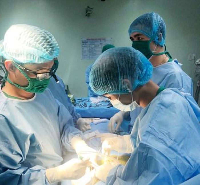 Các BS đang phẫu thuật cho bệnh nhân.