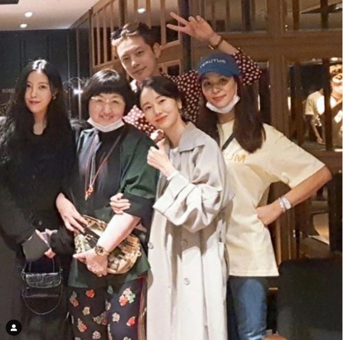 Lee Jung Hyun chụp ảnh cùng Se7en và các bạn. Ảnh: Instagram.