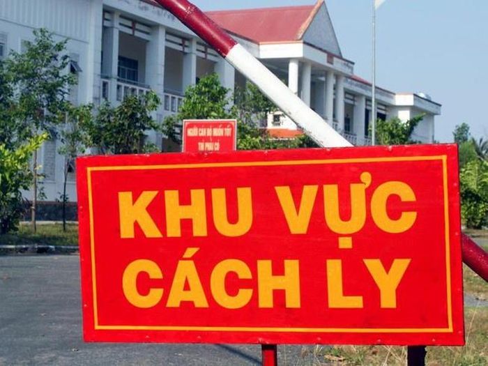  Tấm biển hình chữ nhật đặt trước cổng nhà ông. Một dòng chữ sơn vàng tươi như muốn nhảy bật lên khỏi cái nền đỏ chót: “Khu vực cách ly”. Ảnh minh họa: Pháp Luật TP.HCM. 