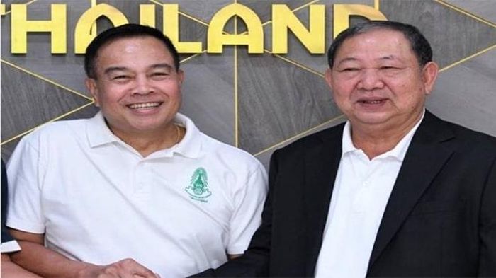 Chủ tịch Somyot của FAT (trái) phải cầu cứu Chính phủ và khu vực tư nhân để giải đấu Thái Lan có thể trở lại thời gian tới