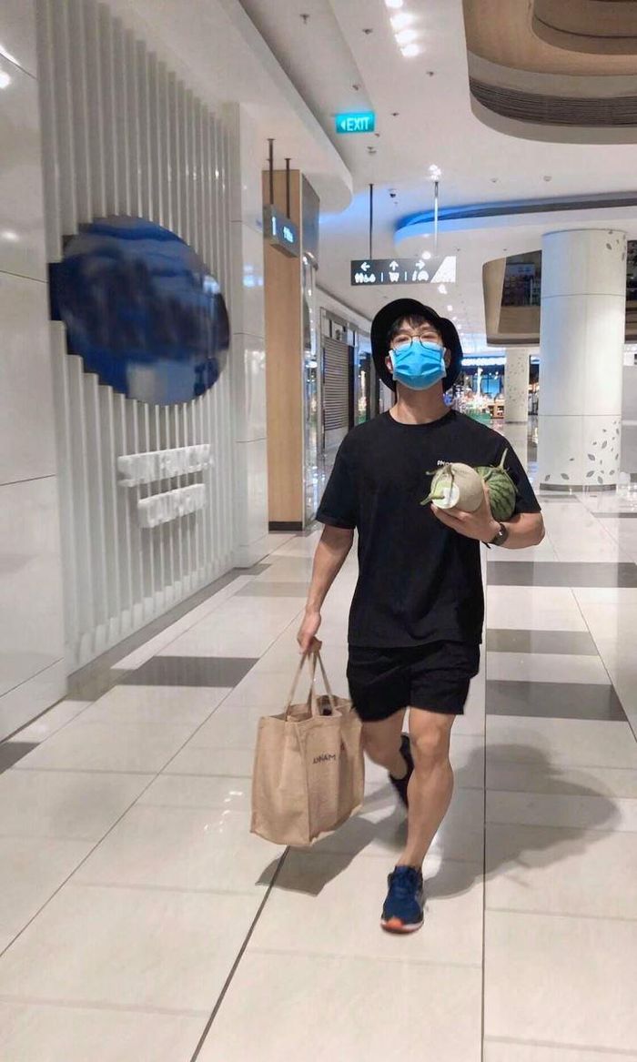 Công Phượng đi chợ cùng vợ