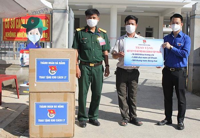  Thành đoàn Đà Nẵng trao tặng nhu yếu phẩm tại khu cách ly tập trung. Ảnh: VGP/Minh Trang 