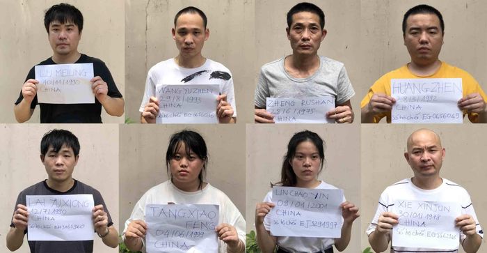 Nhóm nam nữ người Trung Quốc nghi nhập cảnh trái phép ở Công viên Gia Định. Ảnh: CHÍ THẠCH 