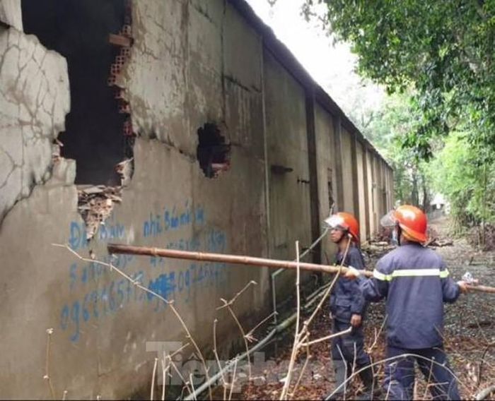 Lực lượng chức năng phá tường rào chữa cháy