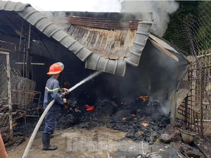 Kho vải bị thiêu rụi