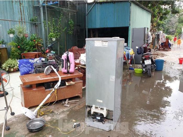  Người dân nhanh chóng di chuyển vật dụng ra ngoài vì sợ lửa cháy lan