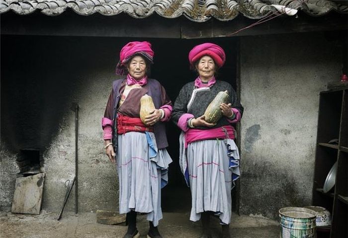 Dân tộc này tin rằng người phụ nữ lớn tuổi là nhân vật quan trọng nhất trong gia đình. Mỗi ngôi nhà đều có căn phòng đặc biệt gọi là phòng của bà. Người Mosuo cũng dành sự tôn kính cho loài chó. Theo truyền thuyết, những con chó có tuổi thọ 60 năm trong khi con người chỉ sống được 13 năm. Loài động vật này đã trao đổi tuổi thọ cho con người để đổi lấy sự tôn trọng. Ảnh: Matteo Carta. 