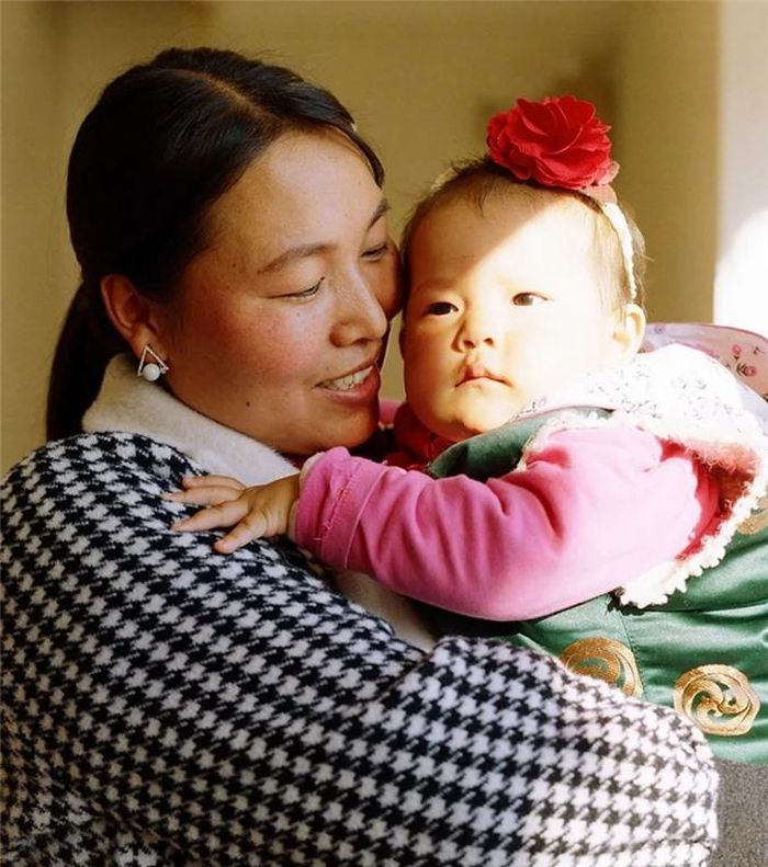  Đàn ông và phụ nữ ở đây không bắt buộc phải kết hôn mà có thể thay đổi đối tượng theo ý muốn. "Thật bình thường khi một phụ nữ có con với nhiều người đàn ông", Walabi, công nhân làm việc tại một trang trại bên hồ Lugu, chia sẻ. Trẻ em Mosuo theo mẹ. Chúng được chăm sóc bởi chú hoặc anh trai của người mẹ. Ảnh: Sapore di Cina. 