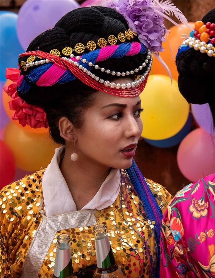  Người Mosuo tin vào thánh mẫu. Hệ thống tôn giáo cổ xưa giao thoa với Phật giáo Tây Tạng hiện đại khiến nhiều gia đình gửi con trai đi tu. Phụ nữ trong bộ tộc thường trồng trọt, nấu ăn hay dọn dẹp nhà cửa và bình đẳng, thậm chí còn được ưu ái hơn cánh mày râu. 