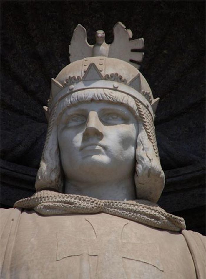 Một bức tượng Frederick II ở Napoli.