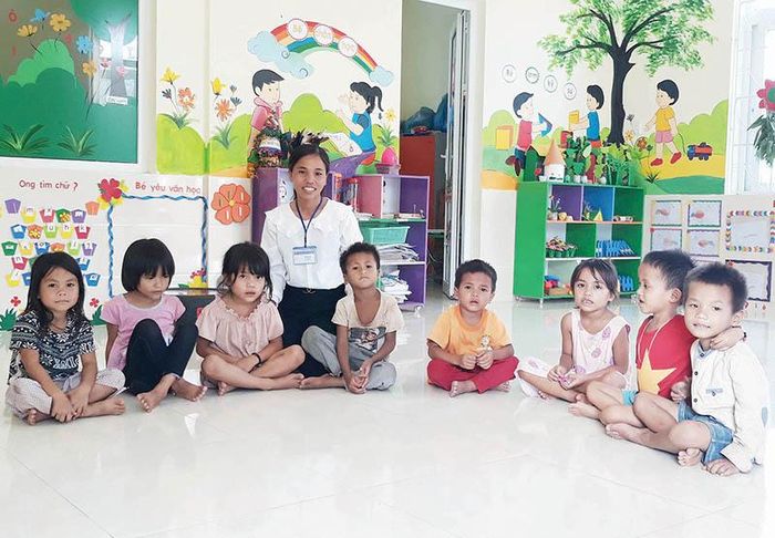 Cô giáo Hồ Thị Thi và học sinh trong phòng học mới tại điểm trường Húc Palu thuộc Trường Mầm non xã Lìa. Ảnh: Tú Linh