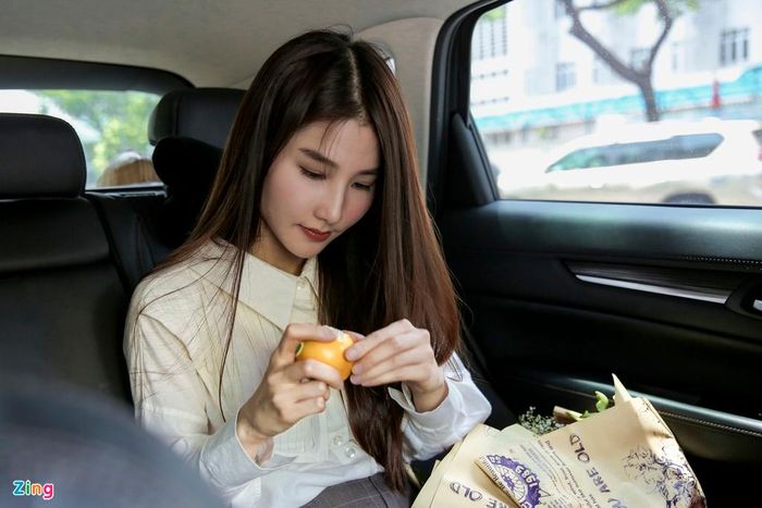  Tranh thủ giờ nghỉ, Diễm My ăn nhẹ trên xe. Nữ diễn viên chia sẻ bình thường cô tuân thủ chế độ ăn riêng, kiêng tinh bột. Nhưng trong thời gian quay phim, cô phải ăn đầy đủ hơn để đảm bảo sức khỏe. Cô kể: "Có ngày tôi tự chuẩn bị đồ ăn từ nhà mang đi. Những khi quay khuya hoặc vội, tôi ăn suất của đoàn chuẩn bị như cơm, bánh mỳ. Ngoài ra, tôi mang theo yến mạch để bổ sung năng lượng". 