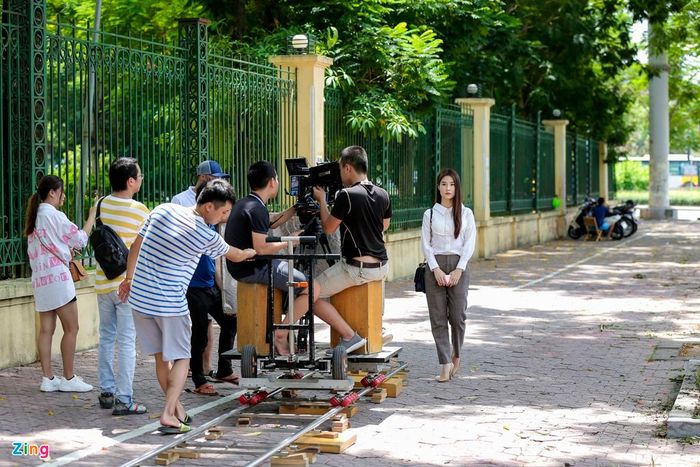 Mỗi phân cảnh khi lên phim có thể chỉ kéo dài một phút, thậm chí vài chục giây, nhưng thời gian quay thực tế phải tính bằng giờ. Ê-kíp thực hiện nhiều góc máy khác nhau. Chưa kể, những cảnh quay ngoại còn bị ảnh hưởng bởi tiếng ồn và người đi đường. 