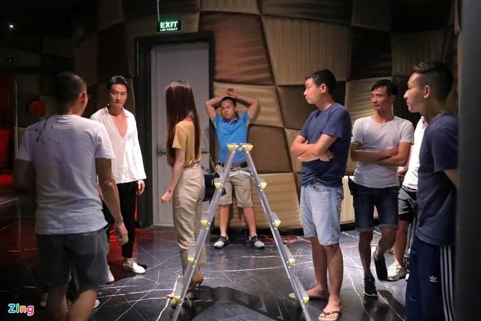 Diễm My cho biết đây không phải cảnh "nặng" nhất với cô: "Tôi nhớ có một cảnh Linh bị thương, quay ở tầng 7 của khu nhà hoang, không có ban công. Cảm giác lúc ấy rất sợ. Tôi phải khóc, cộng thêm thời tiết nóng đỉnh điểm, bí bách vô cùng". 