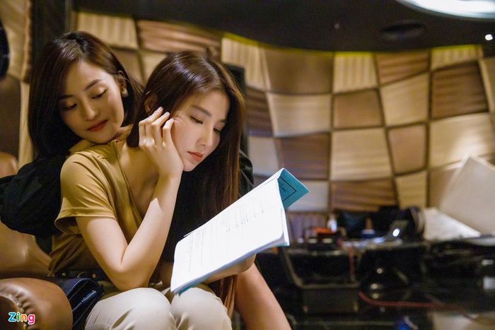  Diễm My và Thùy Anh học thoại trước một cảnh quay chung. Trong phim, Thùy Anh vào vai Ánh, em gái của Linh. Tính tình của nhân vật Ánh trẻ con, hiếu thắng, luôn gây chuyện với chị gái. 
