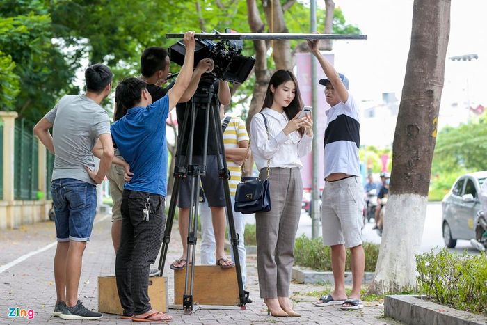  Diễm My tâm sự những ngày quay vào mùa hè có lẽ vất vả nhất với ê-kíp vì thời tiết nóng bức, ngột ngạt: "My chưa quen lắm với cái nóng của Hà Nội, nên luôn mang theo chiếc quạt nhỏ. Có những cảnh vừa quay xong nguời ướt đẫm. Mình phải cởi áo ra và là cho khô để quay tiếp cảnh sau". 