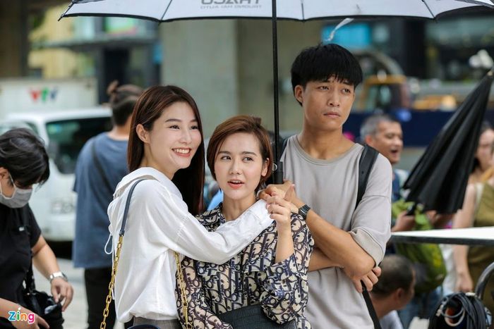  Trong khi chờ đoàn chuẩn bị bối cảnh, lắp các thiết bị máy móc, Diễm My tranh thủ trò chuyện với đồng nghiệp (trong ảnh là Huyền Lizzie, đóng vai bạn thân của Linh). Trang phục trên phim của Diễm My chủ yếu là quần tây, áo sơ mi hoặc áo thun màu sắc tối giản. 