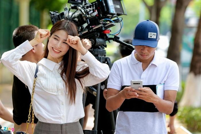  Nhìn bề ngoài, nhiều người có thể nghĩ Diễm My trầm tính, khó gần. Nhưng ở hậu trường, cô vui vẻ, thân thiện và "lầy" không kém các đồng nghiệp như Thanh Sơn, Lã Thanh Huyền, Huyền Lizzie, Thùy Anh... 