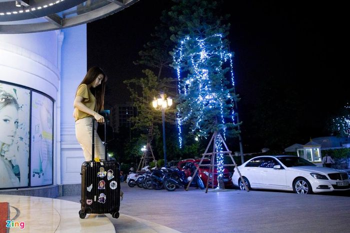  Vào giữa tháng 7, Diễm My đã hoàn thành những phân cảnh cuối cùng để trở về TP.HCM. Một năm qua với cô vẫn là tháng ngày khó quên. Cô gặp các đồng nghiệp mới, được thưởng thức nhiều món ăn ngon ở Hà Nội và thấy mình trưởng thành hơn. "Khi chia tay đoàn phim, My nhận được những món quà, khiến mình xúc động. Sắp tới, tôi trở về guồng quay công việc. Tôi mong sẽ có thêm cơ hội được hợp tác với mọi người". 