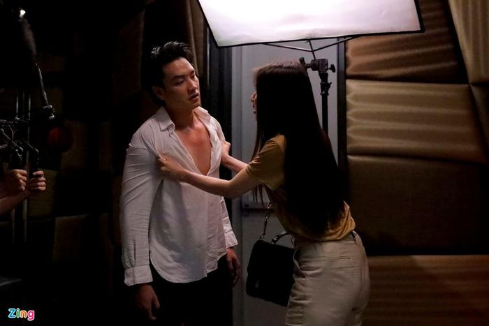 "Nhiều diễn viên lấy được cảm xúc nhanh, chỉ cần xem qua tình huống. Còn tôi luôn phải chuẩn bị kỹ. Có những buổi sáng, tôi dậy từ 5h để thiền, tập lấy cảm xúc sao cho đầy nhất. Tôi hiểu sự mệt mỏi của mọi người và không muốn ê-kíp phải đợi chờ mình. Đó là một trong những cái khó và áp lực của tôi", Diễm My giãi bày. 