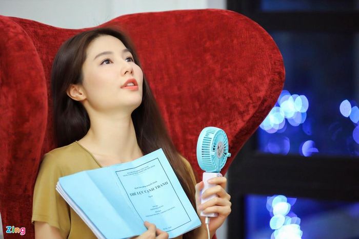  Diễm My kể trong những ngày quay đêm liên tục, cô bị đuối sức. Để giữ tỉnh táo, cô uống sâm và cà phê. "Có ngày quay đến 0h, nhưng cũng có ngày quay đến 2-3h. Về nhà, tôi chỉ kịp nghỉ vài giờ, rồi lại thức dậy, tiếp tục công việc. Mọi người đều vất vả, không chỉ riêng tôi", người đẹp tâm sự. 