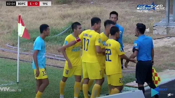 Cầu thủ Tây Ninh phản ứng gay gắt trọng tài dù họ là những người không hiểu luật nhưng vẫn không chịu án phạt nào. Ảnh: Clip TTTV