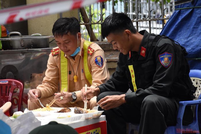 Bữa ăn vội của lực lượng cắm chốt khu vực phong tỏa. 