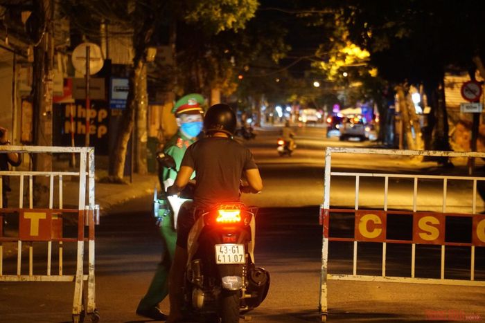  24/24 canh chốt phong tỏa.