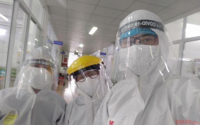 Các y, bác sĩ vững tin nơi đầu tuyến.