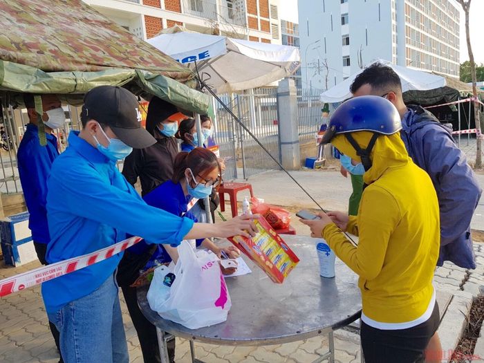  Tiếp sức tại khu vực cách ly tập trung.
