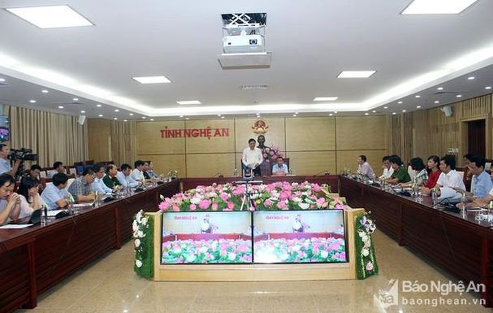 Điểm cầu Nghệ An tham gia cuộc họp dưới sự chủ trì của các đồng chí: Hoàng Nghĩa Hiếu - Ủy viên BTV Tỉnh ủy, Phó Chủ tịch UBND tỉnh; Nguyễn Văn Đệ - Ủy viên BCH Đảng bộ tỉnh, Giám đốc Sở Nông nghiệp và PTNT. Ảnh: Phú Hương