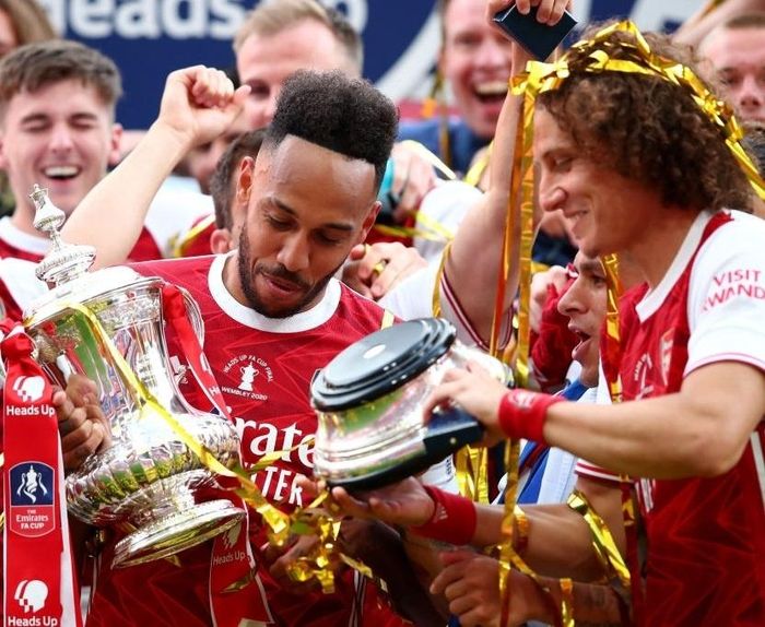  Đây là khoảnh khắc đãng trí của Aubameyang, bởi chiếc cúp và phần đế không dính liền như suy nghĩ của anh. Pha làm rơi cúp của Aubameyang trở thành đề tài hài hước, được CĐV chia sẻ trên mạng xã hội. 