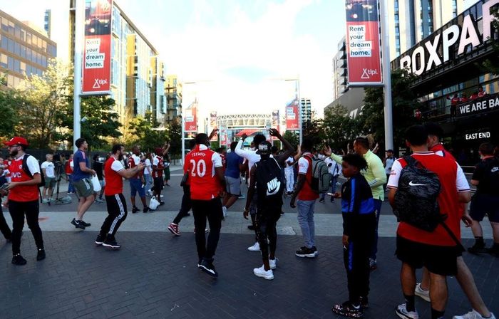  Bất chấp chỉ thị về việc tuân thủ giãn cách xã hội ở London, CĐV Arsenal vẫn tràn ra đường ăn mừng. 