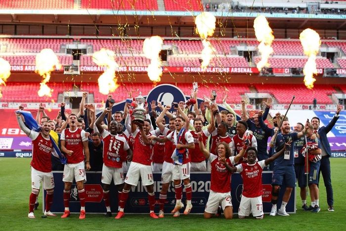  Sau đó, Aubameyang dùng một tay đỡ phần đế, tay còn lại giơ cao chiếc cúp vô địch. Arsenal có lần thứ 14 nâng cao danh hiệu FA Cup. Trong lịch sử, không đội bóng nào vô địch FA Cup nhiều như "Pháo thủ". Điều đặc biệt là Arsenal thắng Chelsea ở cả 3 trận chung kết FA Cup. 