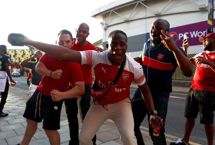  Trận chung kết FA Cup diễn ra trên sân không có khán giả. Dù vậy, nhiều CĐV Arsenal và Chelsea tụ tập trước sân Wembley để cùng nhau cổ vũ. Họ theo dõi trận đấu qua các thiết bị cá nhân, bởi ban tổ chức không chuẩn bị sẵn màn hình bên ngoài sân Wembley. 