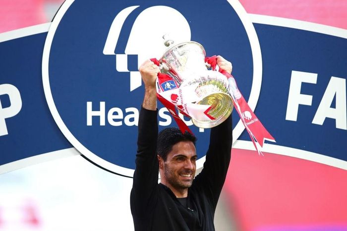  Thầy trò HLV Mikel Arteta thoát khỏi mùa giải trắng tay nhờ danh hiệu FA Cup. Không chỉ vậy, khoảnh khắc này còn giúp Arsenal giành vé để dự Europa League mùa sau. Đây là danh hiệu đầu tiên của Arteta trên cương vị HLV. Ông cũng là người duy nhất từng vô địch FA Cup trên cương vị cầu thủ và HLV của một CLB. 