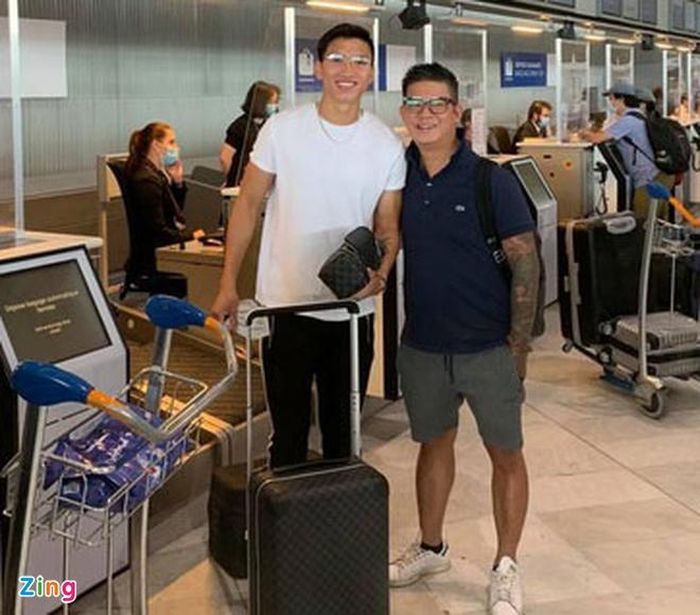  Văn Hậu chụp hình trước khi lên máy bay rời châu Âu. Ảnh: CTV. 