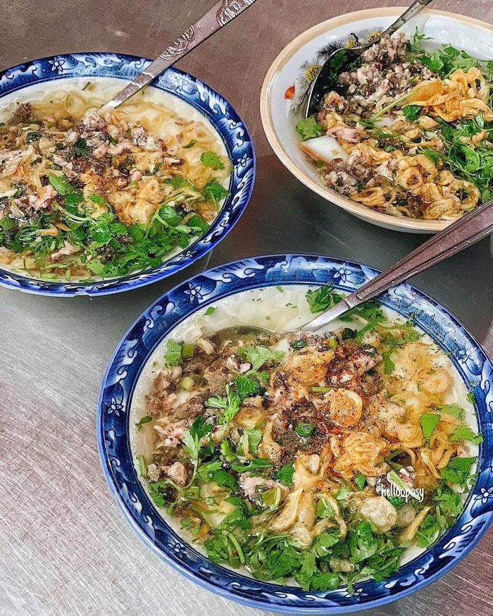 Bát bánh đúc nóng giản đơn thường được chọn cho những chiều cuối đông. Ảnh: _Nymmm, Hellooposy.