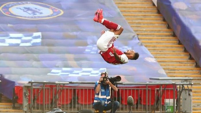 Aubameyang bị chỉ trích là ngã vờ kiếm 11m cho Arsenal trong trận chung kết cúp FA 