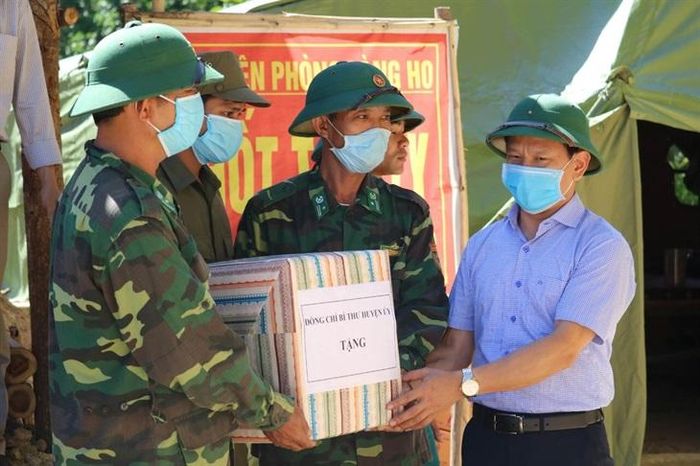 Lãnh đạo địa phương luôn quan tâm động viên và chia sẻ với lực lượng Biên phòng. Ảnh: Đức Trí