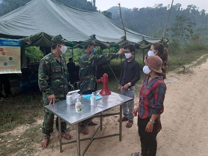 Các tổ chốt thuộc BĐBP Quảng Bình 24/24h kiểm tra chặt chẽ người qua lại khu vực biên giới. Ảnh: Đức Trí
