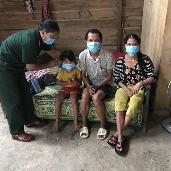 Tại các bản làng vùng sâu, vùng xa lực lượng quân y sĩ hàng ngày thăm khám, phát khẩu trang và tuyên truyền cho bà con dân bản cách phòng, chống dịch. Ảnh: Đức Trí