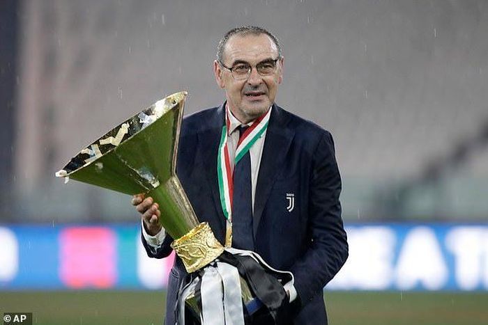 HLV Sarri với chiếc cúp Scudetto