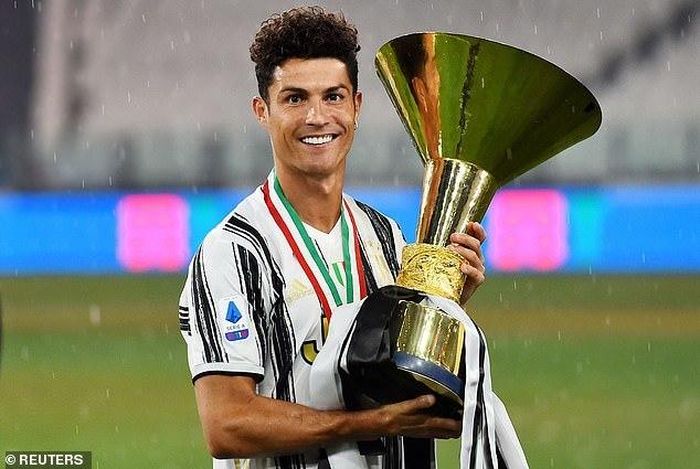 Ronaldo với danh hiệu vô địch Serie A thứ 2 liên tiếp