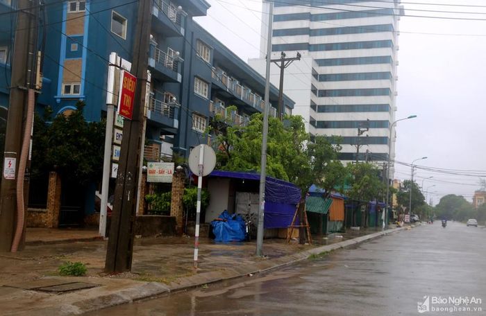 Tại thời điểm hiện nay có khoảng 300 du khách đang lưu trú tại thị xã Cửa Lò. Tất cả các khách du lịch và chủ các cơ sở lưu trú đã nắm được thông tin về diễn biến của cơn bão số 2. Ảnh: Thu Huyền
