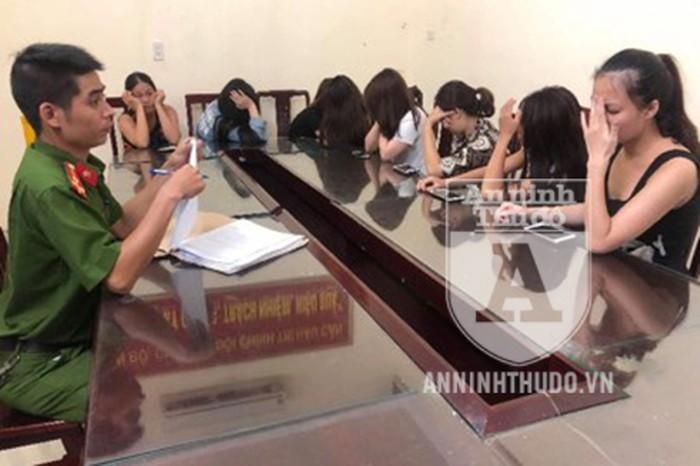 Các nữ nhân viên bị đưa về trụ sở làm việc