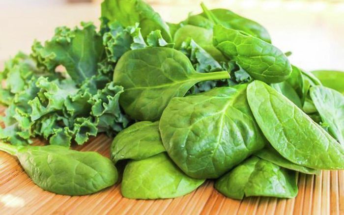 Không chỉ làm sạch răng, rau xanh còn hỗ trợ các vi khuẩn có lợi trong miệng hoạt động hiệu quả.
