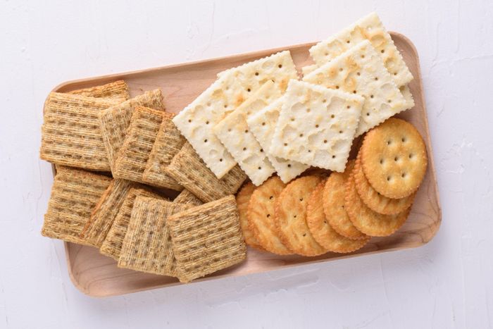 Carb trong bánh quy sẽ nhanh chóng chuyển hóa thành đường, từ đó kích thích vi khuẩn gây sâu răng hoạt động.